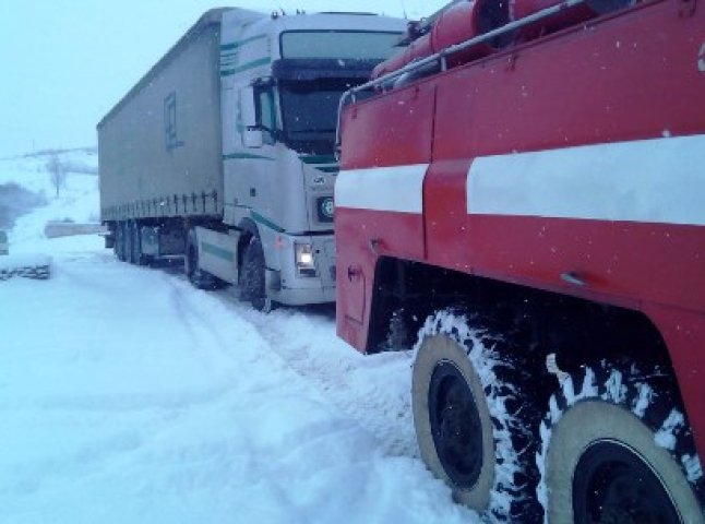 Упродовж доби рятувальники визволили із снігової пастки 14 вантажівок та легковий автомобіль