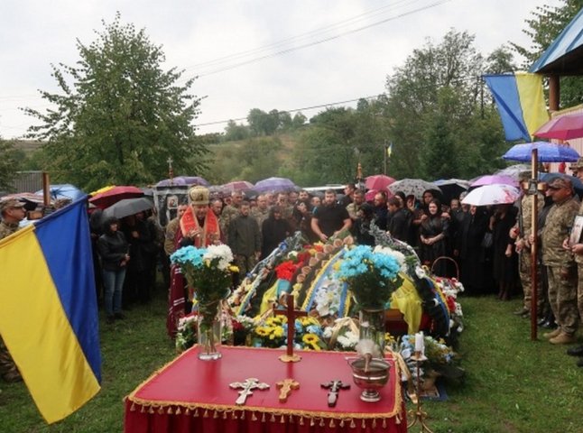 Воїнів зустрічали десятки людей: на Ужгородщині попрощались із братами-воїнами