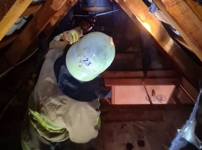 Житловий будинок загорівся на Рахівщині: що розповіли рятувальники