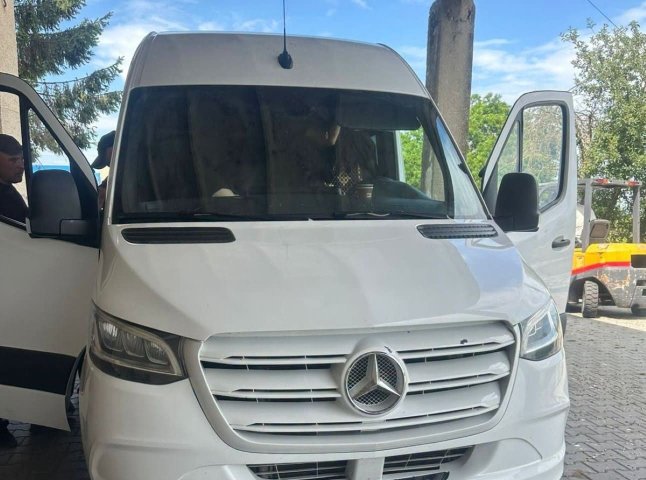 На кордоні з Румунією українець через незаконну витівку втратив бус