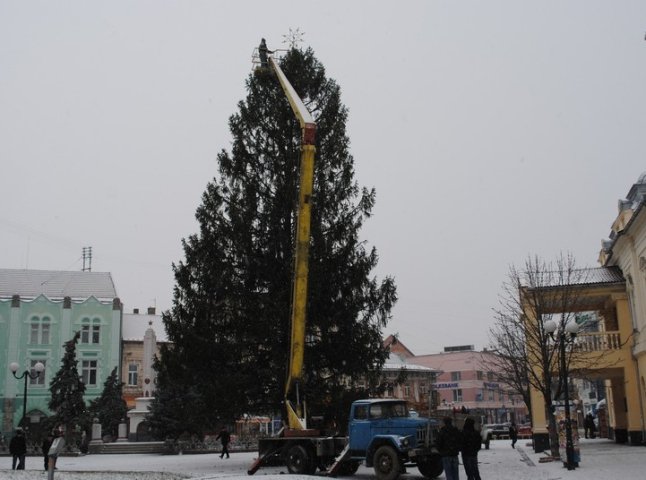 В центрі Мукачева прикрашають ялинку та на повну працює новорічний ярмарок (ФОТО)