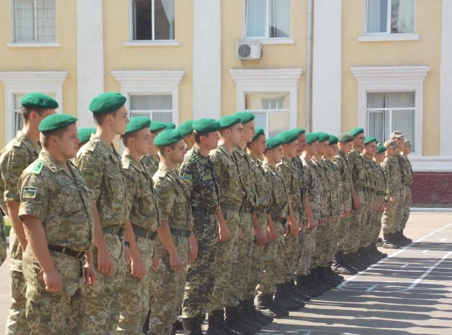 На Закарпатті військовослужбовці строкової служби отримали зелені берети