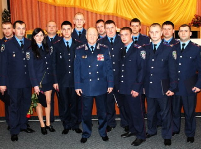 Василь Варцаба вручив офіцерські погони півтора десятку молодих міліціонерів