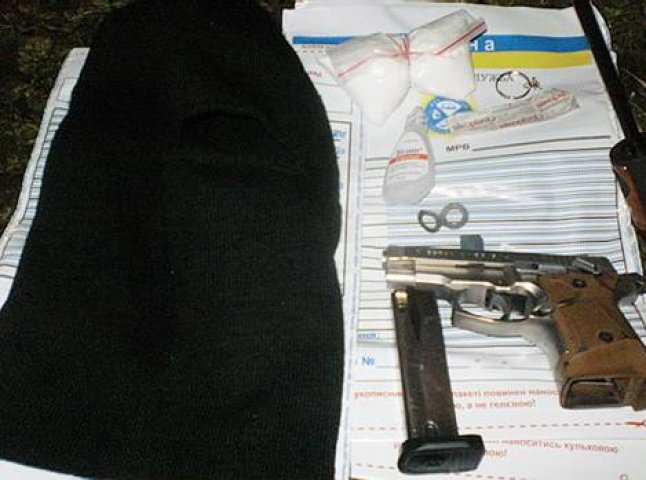 На території супермаркету чоловік знайшов пістолет та наркотики (ФОТО)