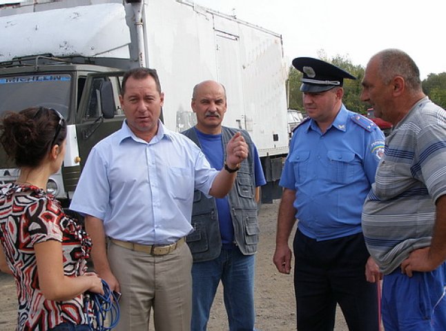 Для правоохоронців Хустщини, які збираються у зону АТО, подарували "Камаз" та п’ять бронежителів