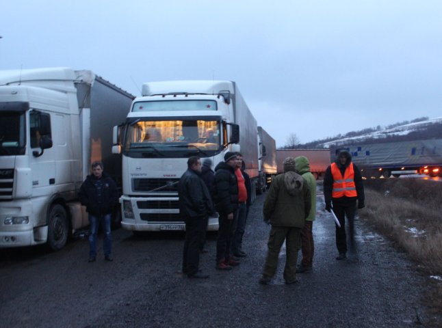 Закарпатські активісти продовжують блокаду російських вантажівок