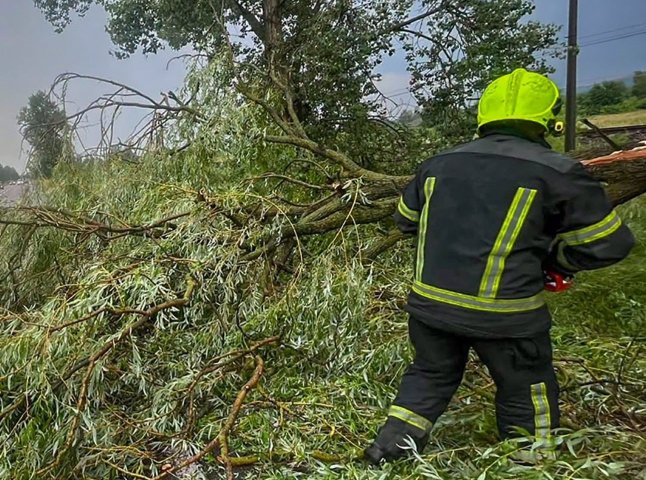 Рятувальники відзвітували про роботу з наслідками негоди на Закарпатті