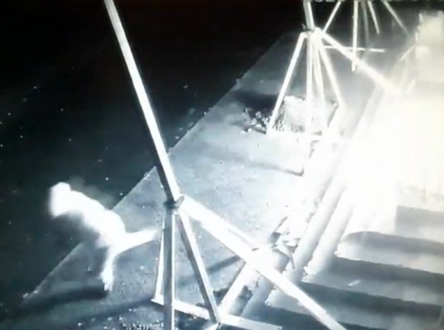 У Мукачеві вночі підпалили супермаркет: відео з камер спостереження