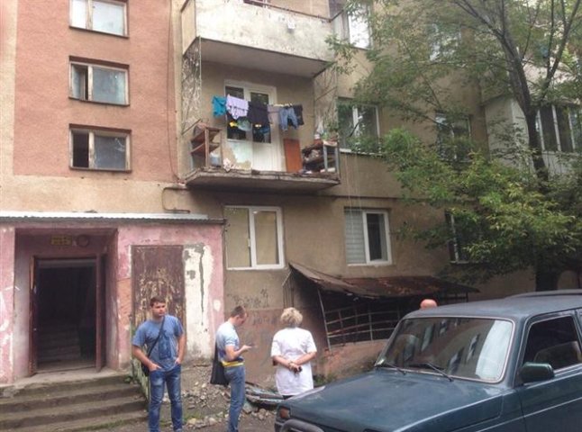 У мережі оприлюднили фото аварійного балкону, з якого випав ужгородець