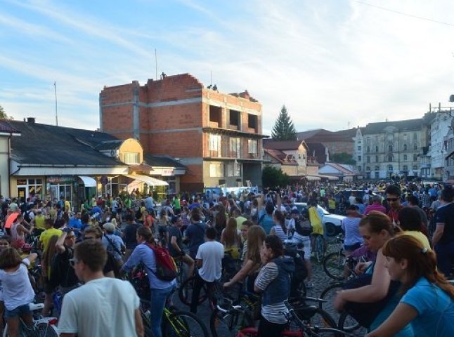 Черговий Night Ride зібрав в Ужгороді близько тисячі велосипедистів (ВІДЕО)