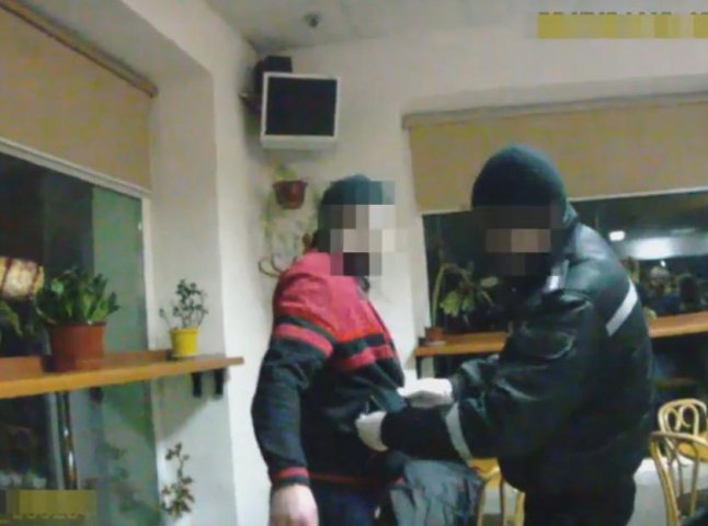 Патрульні Мукачева затримали наркомана-втікача