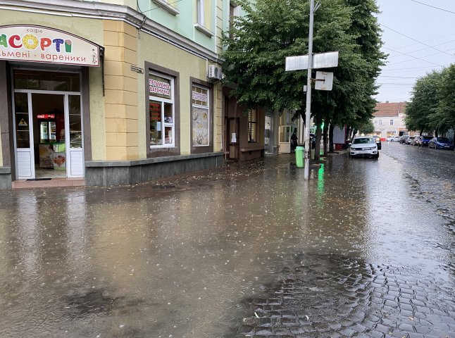 Вулиці Мукачева затопило після потужної зливи