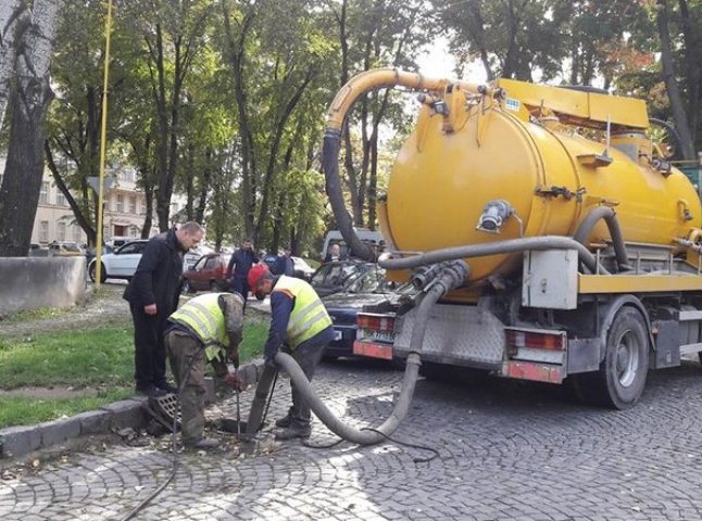 В Ужгороді прочищають вуличну зливову каналізаційну мережу