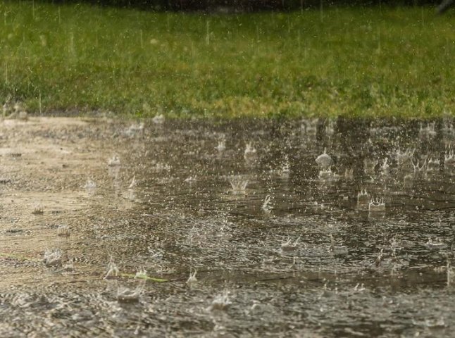 Сильні дощі, грози та град: після спеки Закарпаття накриє негода