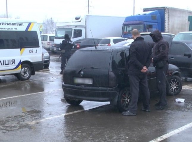 У Мукачеві біля "Епіцентру" спецпризначенці затримали кримінального авторитета