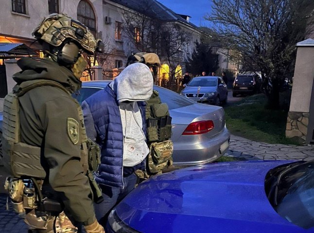 Спецоперація у Мукачеві: кого затримали поліцейські разом із бійцями КОРДу