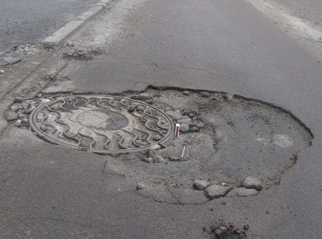 Яма на ямі: у мікрорайоні Шахта в Ужгороді дорога перебуває у жахливому стані