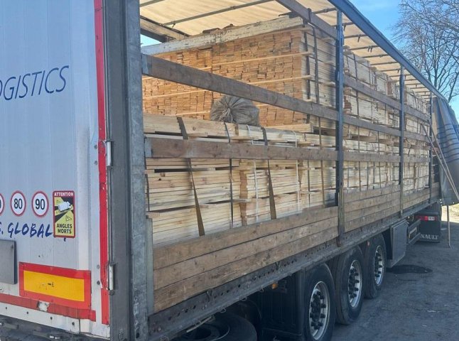 Митники запобігли незаконному експорту лісопродукції за кордон