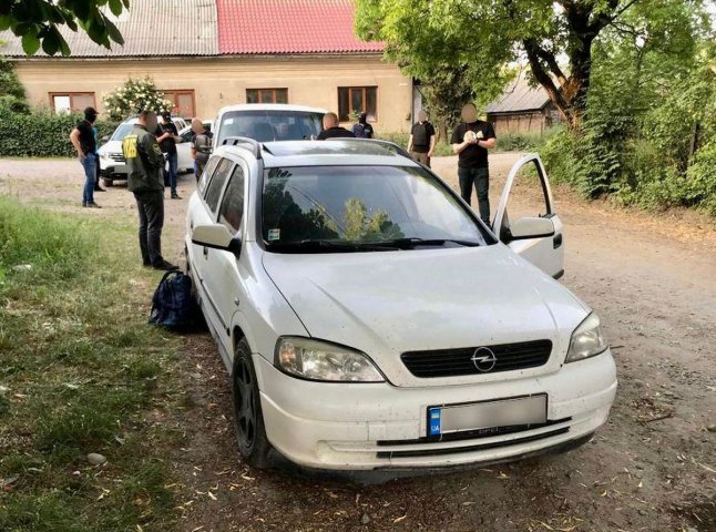 Брали по 4 тисячі євро: поліція розповіла подробиці затримання двох чоловіків