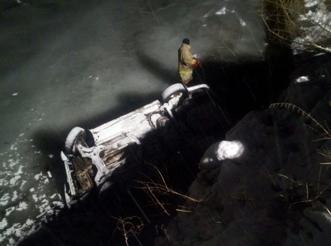 Машина перекинулась і впала у річку: опубліковано фото