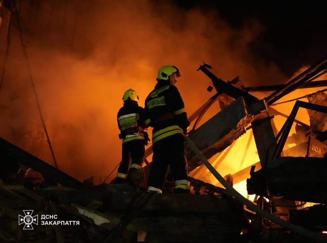 Усю ніч рятувальники гасили велику пожежу в Ужгороді