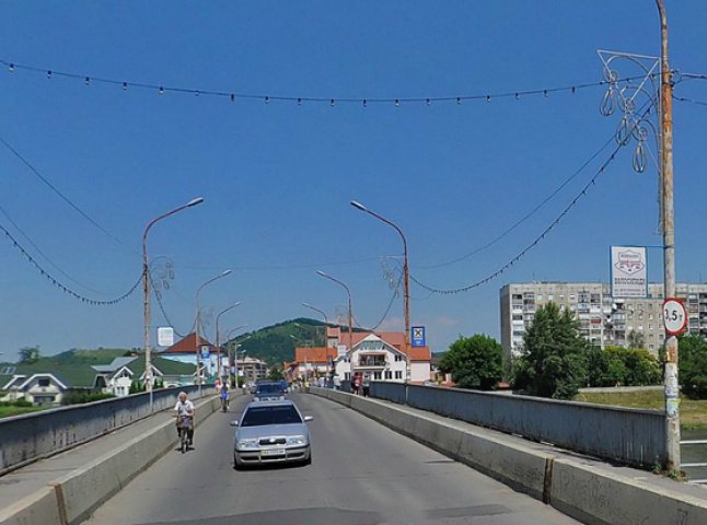 У серпні молодь Мукачева пофарбує центральний міст у кольори національного прапору
