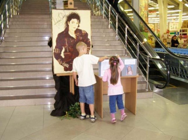 Шоколадний портрет Джексона роботи ужгородця Штефаня продадуть на “джексонівській” вечірці в Києві