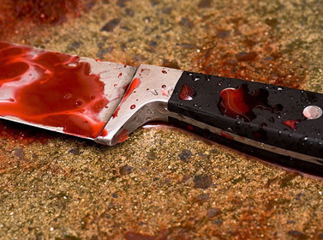 До Мукачівської ЦРЛ доставили 19-річну дівчину із ножовим пораненням, міліція з’ясовує обставини