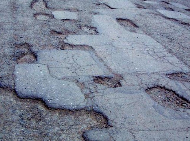 На ямковий ремонт закарпатських доріг у квітні планують витратити майже 4 млн гривень
