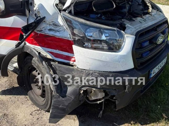 Автомобіль швидкої допомоги потрапив у ДТП під час перевезення пацієнта