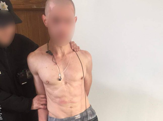 В Ужгороді патрульні затримали неадекватного чоловіка, який розмахував викруткою і розбив два склопакети