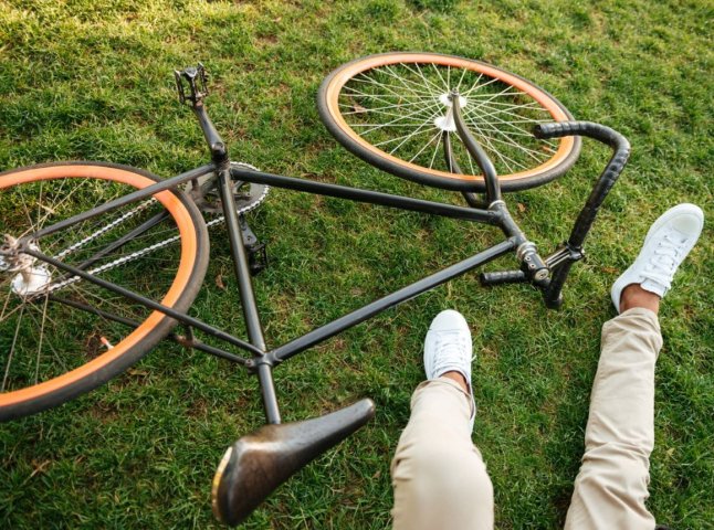 На Мукачівщині дорослий велосипедист зіткнувся з двома дітьми на велосипедах