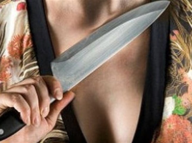 Чоловік вдарив дружину кулаком по обличчю, жінка "відповіла" ножем у плече 