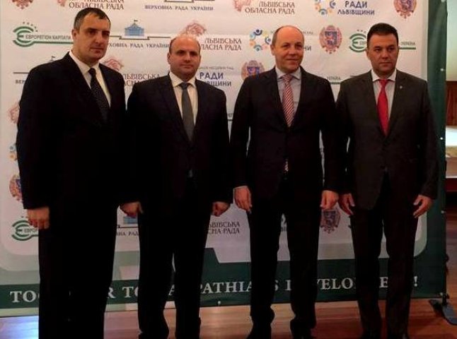 Голова Закарпатської облради разом з трьома керівниками областей у присутності спікера ВРУ підписали звернення до уряду