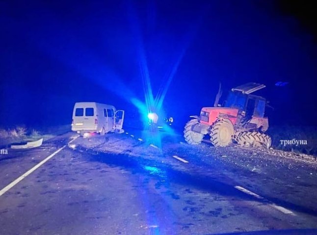 Нічна аварія на Закарпатті: зіткнулись мікроавтобус та трактор