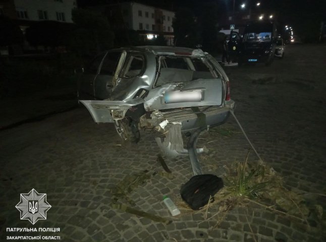 П’яний водій у Чопі скоїв ДТП: пошкодив дорожній знак, електроопору та два дерева
