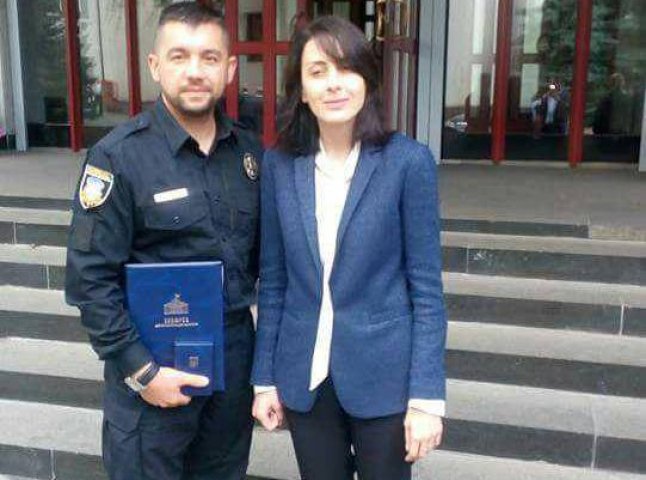 Арсен Аваков вручив патрульному поліцейському із Закарпаття відзнаку Верховної Ради України