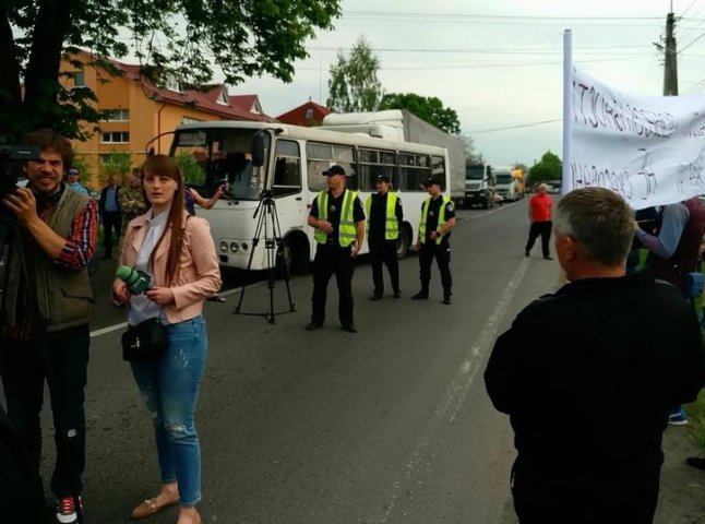 На Ужгородщині люди перекрили трасу "Київ-Чоп"