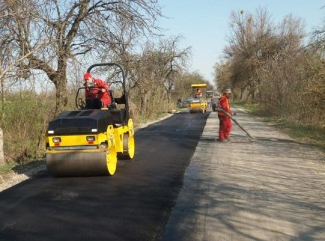 В Ужгородському районі ремонтують дорогу, що веде до кордону зі Словаччиною