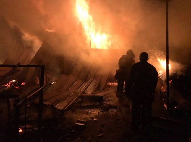 15 рятувальників цієї ночі гасили пожежу у Мукачеві