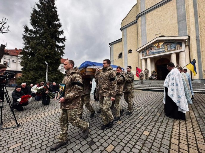 Мукачівці навколішках прощалися із полеглим Героєм – 05
