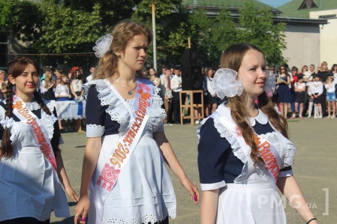 У Мукачівській ЗОШ №11 урочисто відзначили свято останнього дзвоника – 18 У Мукачівській ЗОШ №11 урочисто відзначили свято останнього дзвоника – 18