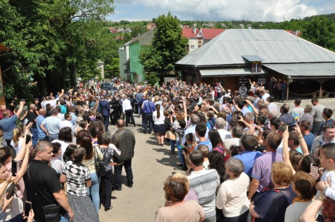 Порошенка у Воловці прийшли побачити кілька сотень людей – 02