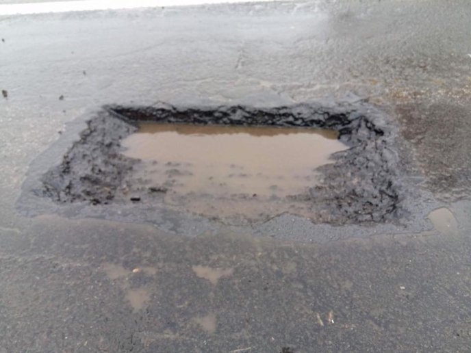 На трасі Київ-Чоп закарпатські дорожники клали асфальт у ями, залиті водою – 07