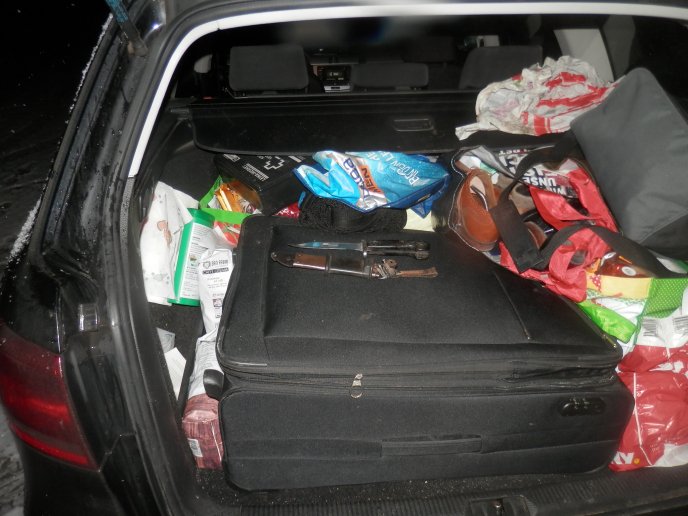 На кордоні з Угорщиною прикордонники виявили холодну зброю – 02 На кордоні з Угорщиною прикордонники виявили холодну зброю – 02