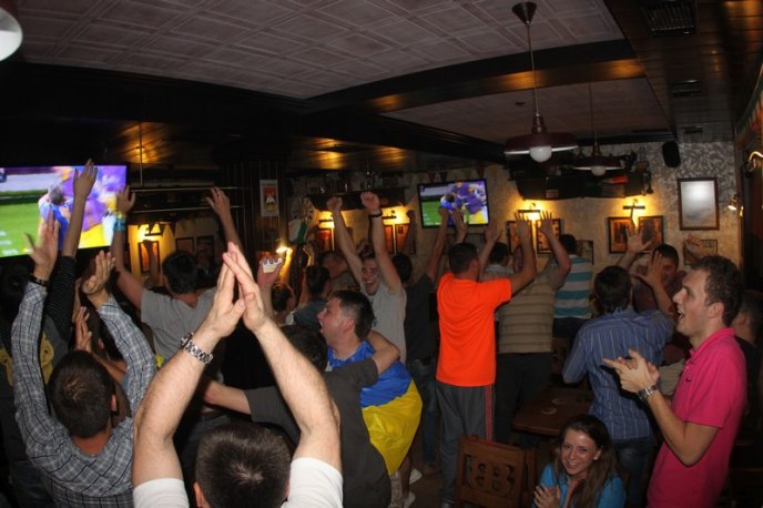 Мукачівці святкували перемогу збірної України до самого ранку (ФОТОРЕПОРТАЖ) – 06