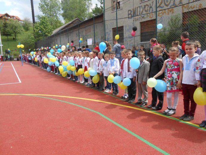 У селищі Ясіня офіційно відкрили спортивний майданчик – 02