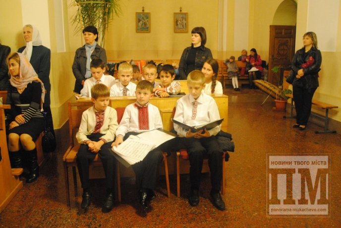 Мукачівський хор хлопчиків присвятив свій виступ загиблому у зоні АТО Роберту Кісу (ФОТО) – 03