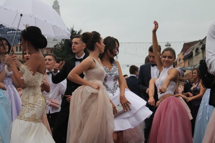 Випускники Мукачева станцювали прощальний вальс – 02