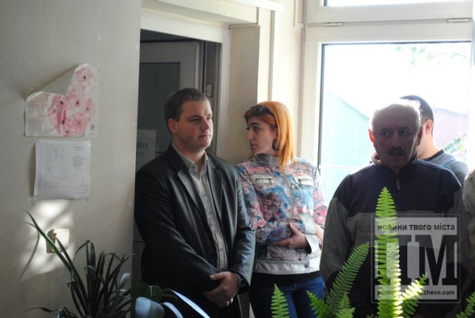 Пікет під Мукачівським міським управлінням Державного казначейства: закриті двері та зниклий керівник (ФОТО,ВІДЕО) – 15 Пікет під Мукачівським міським управлінням Державного казначейства: закриті двері та зниклий керівник (ФОТО,ВІДЕО) – 15